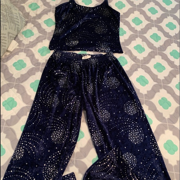 Super cute Medium Velvety Lounge/ PJ set preowned. Very comfortable! - Picture 1 of 10